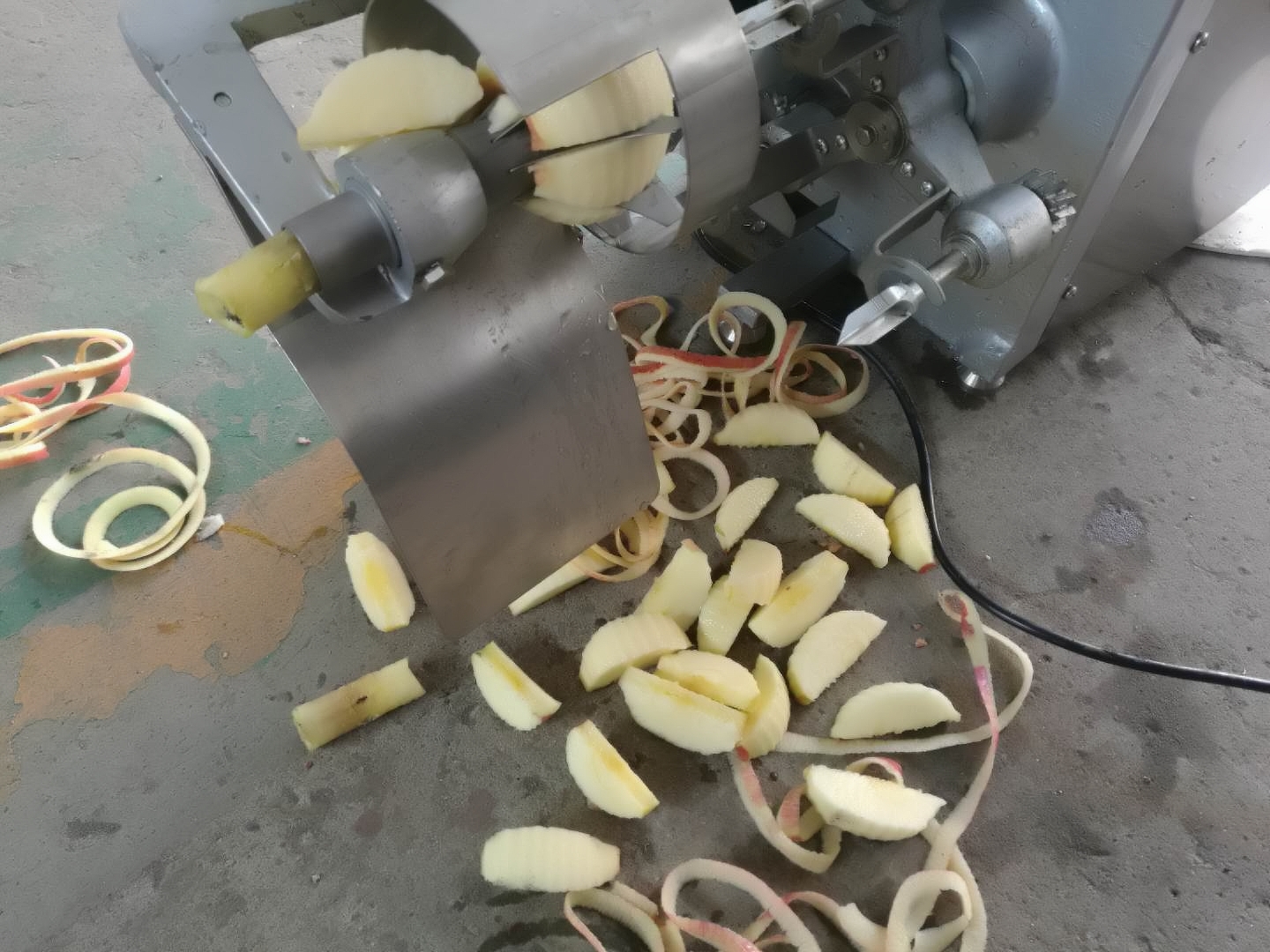 apple peeler cutter